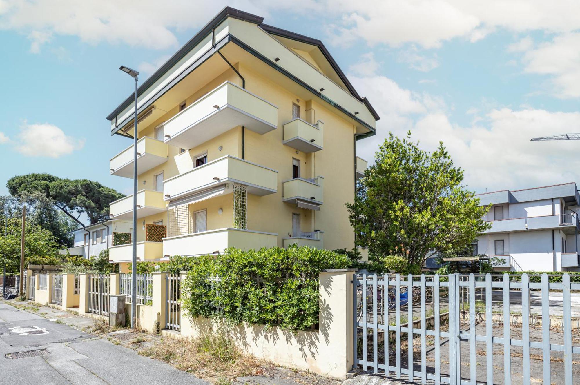 Comfy Apartment With Private Parking Near The Beach! Βιαρέτζιο Εξωτερικό φωτογραφία